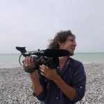Raphaël caméra au poing souriant