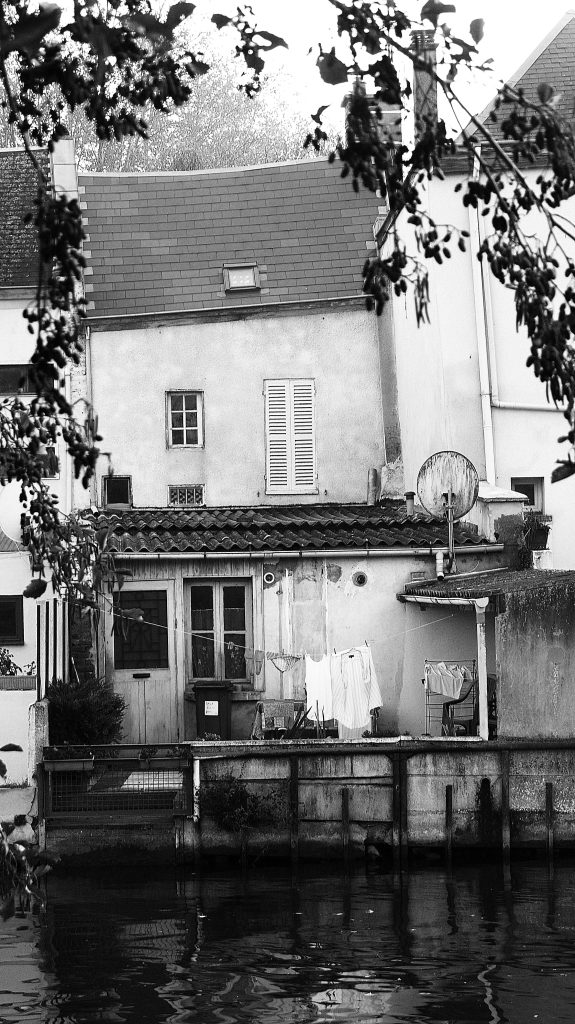 Petite maison amiénoise en noir et blanc