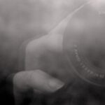 gros plan d'une caméra, noir et blanc et brouillard